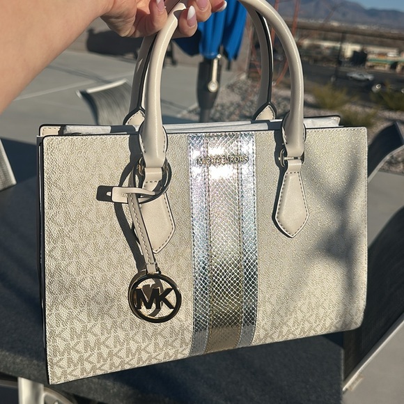 MICHAEL KORS BRAND NEW SHEILA MEDIUM SIGNATURE LOGO METALLIC SATCHEL - Picture 7 of 17